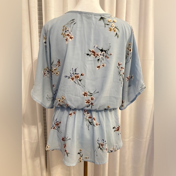 Sienna Sky Baby Blue Floral Buttoned Elastic Waist Flowy Blouse Size Medium - Picture 4 of 6